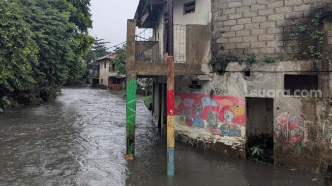 Melihat 'Kampung Zombie' Cililitan Diterjang Banjir, Warga Sudah Tak Asing: Kayak Air Lewat Saja