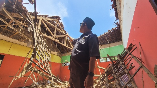 Ruang Kelas SD Negeri Ambruk di Situbondo, Buntut Material Lapuk dan Tua!