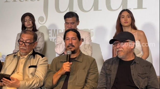 Bucek Depp dan Iwan Fals di konferensi pers film Belum Ada Judul di Plaza Indonesia, Jakarta Pusat pada Senin, 17 November 2025. [Suara.com/Rena Pangesti]
