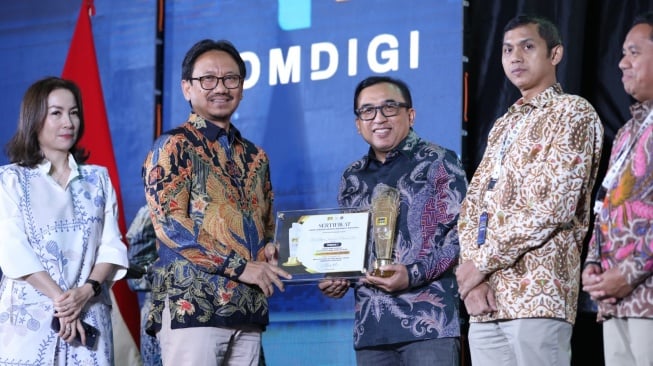 VP Corporate Communication Telkom Andri Herawan Sasoko (kanan) saat menerima penghargaan dari Inspektur Jenderal Kementerian Komunikasi dan Digital RI Dr. Arief Tri Hardiyanto (kiri) pada ajang Anugerah Media Humas (AMH) 2025 di Hotel Borobudur, Jakarta pada Rabu (12/11/2025) (Dok: Telkom)