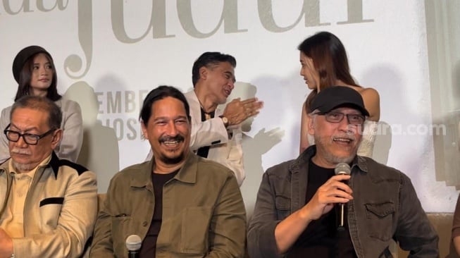 Bucek Depp dan Iwan Fals di konferensi pers film Belum Ada Judul di Plaza Indonesia, Jakarta Pusat pada Senin, 17 November 2025. [Suara.com/Rena Pangesti]