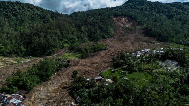 Foto udara tanah longsor sepanjang 800 meter yang menimbun rumah warga di Dusun Situkung, Desa Pandanarum, Kecamatan Pandanarum, Kabupaten Banjarnegara, Jawa Tengah, Selasa (18/11/2025). [ANTARA FOTO/Aprillio Akbar/YU]
