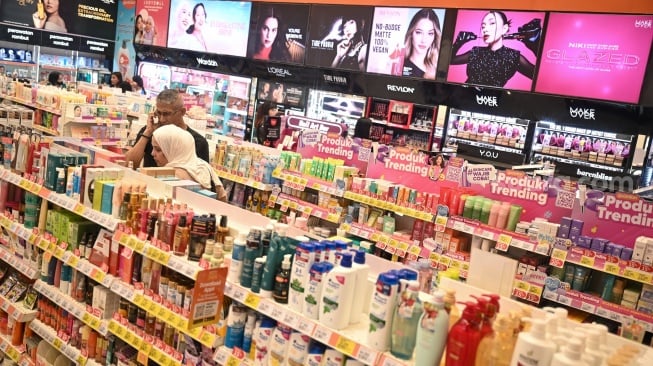 Pembeli memilih produk kecantikan yang dipajang di Kuningan City Mall, Jakarta, Rabu (19/11/2025). [Suara.com/Alfian Winanto]