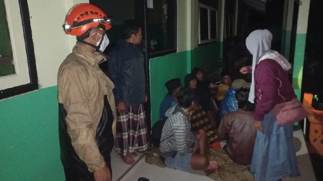 Kondisi Gunung Semeru Meningkat ke Level Awas, 300 Warga Dievakuasi