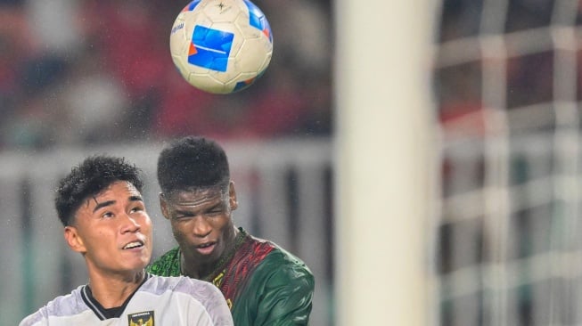 Pesepak bola Timnas Indonesia U-23 Muhammad Ferarri (kiri) berebut bola di udara dengan pesepak bola Timnas Mali U-223 ssa Traore (kanan) pada laga uji coba FIFA Match Day di Stadion Pakansari, Kabupaten Bogor, Jawa Barat, Selasa (18/11/2025). [ANTARA FOTO/Fauzan/mrh/foc]
