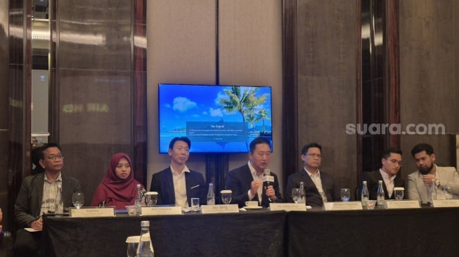 Ha Sang-chul, President of LG Electronics Indonesia (tengah) dalam Media gathering 35 Tahun LG Electronics di Indonesia, Jakarta, Rabu (19/11/2025). [Suara.com/Dythia]