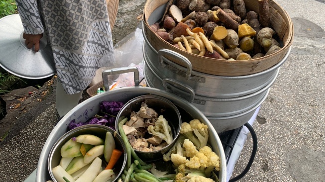 Real food&mdash;makanan tanpa banyak proses olahan, hanya direbus atau dikukus [Suara.com/Buniamin] 