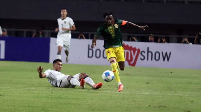Pesepak bola Timnas Indonesia U-23 Rivaldo Enero Pakpahan (kiri) mencoba merebut bola dari pesepak bola Mali U-23 Hamidou Makalou (kanan) pada laga persahabatan di Stadion Pakansari, Kabupaten Bogor, Jawa Barat, Selasa (18/11/2025). [ANTARA FOTO/Yulius Satria Wijaya/foc]