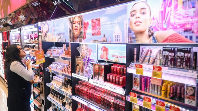 Pembeli memilih produk kecantikan yang dipajang di Kuningan City Mall, Jakarta, Rabu (19/11/2025). [Suara.com/Alfian Winanto]