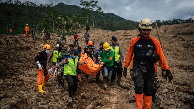 Tim SAR gabungan mengevakuasi korban bencana tanah longsor di Dusun Situkung, Desa Pandanarum, Kecamatan Pandanarum, Kabupaten Banjarnegara, Jawa Tengah, Rabu (19/11/2025). [ANTARA FOTO/Aprillio Akbar/rwa]