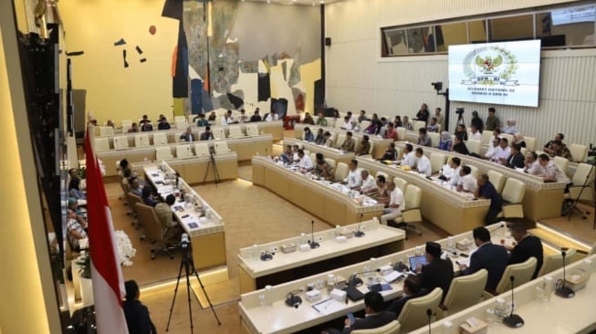 Rapat Dengar Pendapat (RDP) dan Rapat Dengar Pendapat Umum (RDPU) di Komisi II DPR RI, Jakarta, Selasa (18/11/2025) (Dok: Pemkot Surabaya)