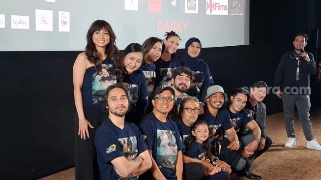 Para pemain film Air Mata Mualaf dalam acara press screening film tersebut di kawasan Kuningan, Jakarta Selatan, Rabu (19/11/2025). [Rena Pangesti/Suara.com]