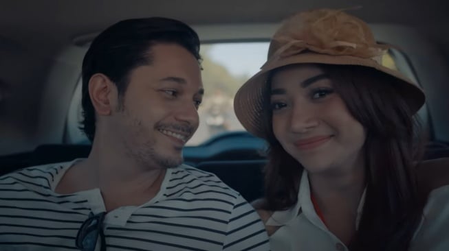 Andrew Andika dan Putu Sandra di film Leak 2: Jimat Dadong yang akan tayang pada 20 November 2025. [YouTube]