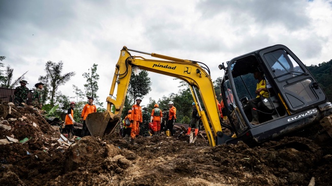 Tim SAR gabungan berusaha mengevakuasi korban bencana tanah longsor di Dusun Situkung, Desa Pandanarum, Kecamatan Pandanarum, Kabupaten Banjarnegara, Jawa Tengah, Rabu (19/11/2025).  [ANTARA FOTO/Aprillio Akbar/rwa]