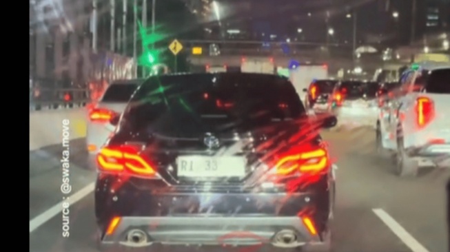 Mobil Toyota Plat RI 33 Bikin Heboh, Siapa Pejabat 'Merakyat' yang Rela Macet-macetan?