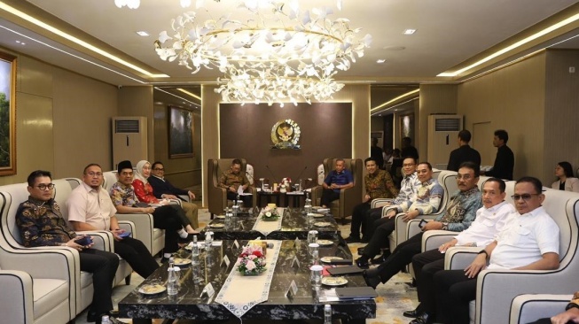 Jajaran para anggota DPR, Pemkot, dan DPRD Surabaya (Dok: Pemkot Surabaya)