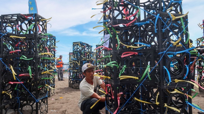 Nelayan menyiapkan apartemen ikan yang akan ditenggelamkan di laut Pantai Bimorejo, Bajulmati, Banyuwangi, Jawa Timur, Selasa (18/11/2025). [ANTARA FOTO/Budi Candra Setya/YU]