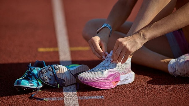 7 Sepatu Running Plat Carbon Terbaik, Lari Makin Kencang Modal Rp500 Ribuan