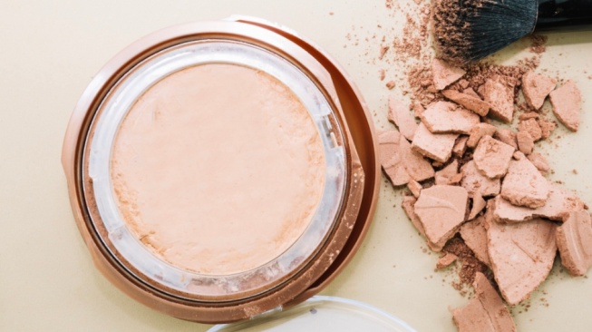 5 Bedak Padat yang Bagus untuk Remaja, Natural dan Ringan untuk Harian