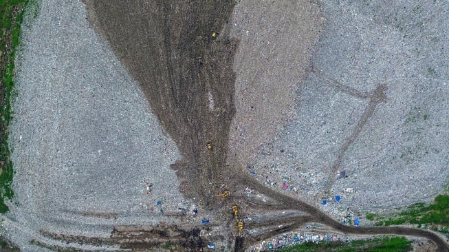FFoto udara alat berat meratakan sampah di Tempat Pembuangan Akhir (TPA) Sampah Griyo Mulyo Jabon, Sidoarjo, Jawa Timur, Selasa (18/11/2025). [ANTARA FOTO/Umarul Faruq/foc]

