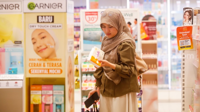 Pembeli memilih produk kecantikan yang dipajang di Kuningan City Mall, Jakarta, Rabu (19/11/2025). [Suara.com/Alfian Winanto]