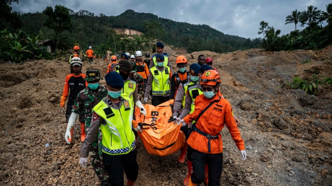 Tim SAR gabungan mengevakuasi korban bencana tanah longsor di Dusun Situkung, Desa Pandanarum, Kecamatan Pandanarum, Kabupaten Banjarnegara, Jawa Tengah, Rabu (19/11/2025). [ANTARA FOTO/Aprillio Akbar/rwa]
