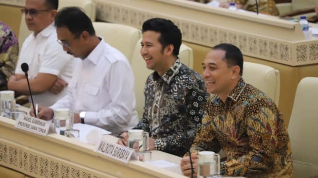 Wali Kota Surabaya Eri Cahyadi (paling kanan) dan Wakil Gubernur Jawa Timur Emil Dardak dalam Rapat Dengar Pendapat (RDP) dan Rapat Dengar Pendapat Umum (RDPU) di Komisi II DPR RI, Jakarta (Dok: Pemkot Surabaya)