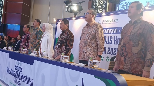 Pembukaan Malam Anugerah Program Duta Muda BPJS Kesehatan Tahun 2025 yang diawali dengan menyanyikan lagu kebangsaan Indonesia Raya (Suara.com/Tantri Amela Iskandar)