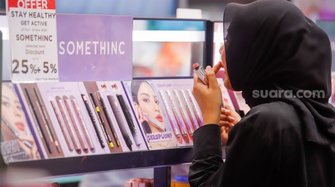 Pembeli memilih produk kecantikan yang dipajang di Kuningan City Mall, Jakarta, Rabu (19/11/2025). [Suara.com/Alfian Winanto]