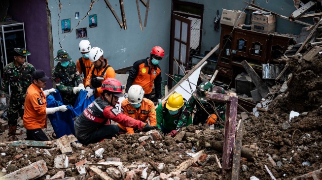 Tim SAR gabungan berusaha mengevakuasi korban bencana tanah longsor di Dusun Situkung, Desa Pandanarum, Kecamatan Pandanarum, Kabupaten Banjarnegara, Jawa Tengah, Rabu (19/11/2025). [ANTARA FOTO/Aprillio Akbar/rwa]