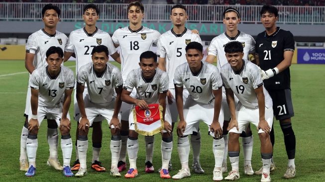 Pesepak bola Timnas Indonesia U-23 foto bersama sebelum laga persahabatan melawan Mali U-23 di Stadion Pakansari, Kabupaten Bogor, Jawa Barat, Selasa (18/11/2025). [ANTARA FOTO/Yulius Satria Wijaya/foc]