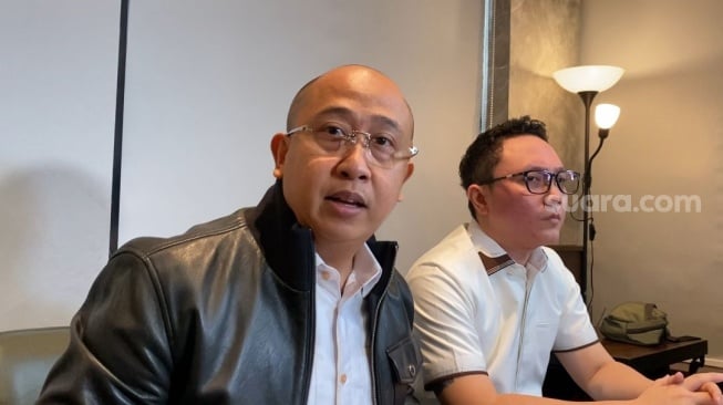 Kuasa hukum Sarwendah, Chris Sam Siwu dan Abraham Simon dalam konferensi pers di kawasan Cilandak, Jakarta Selatan pada Rabu, 19 September 2025. Keduanya membantah kalau Ruben Onsu memberikan uang bulanan Rp200 juta. [Tiara Rosana/Suara.com]