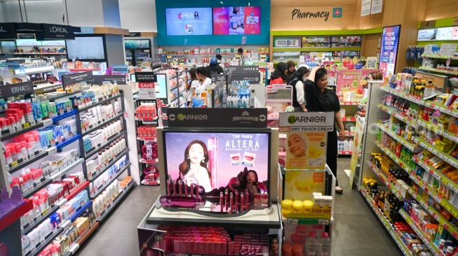 Pembeli memilih produk kecantikan yang dipajang di Kuningan City Mall, Jakarta, Rabu (19/11/2025). [Suara.com/Alfian Winanto]