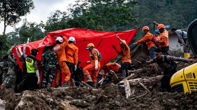 Tim SAR gabungan berusaha mengevakuasi korban bencana tanah longsor di Dusun Situkung, Desa Pandanarum, Kecamatan Pandanarum, Kabupaten Banjarnegara, Jawa Tengah, Rabu (19/11/2025). [ANTARA FOTO/Aprillio Akbar/rwa]