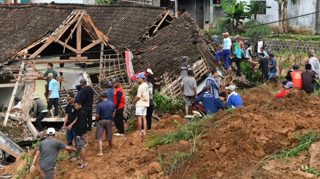 Sejumlah warga menyingkirkan ruruntuhan material dan membenahi rumah warga yang rusak akibat longsor di Desa Wagir Kidul, Pulung, Ponorogo, Jawa Timur, Kamis (20/11/2025). [ANTARA FOTO/Siswowidodo/nz]