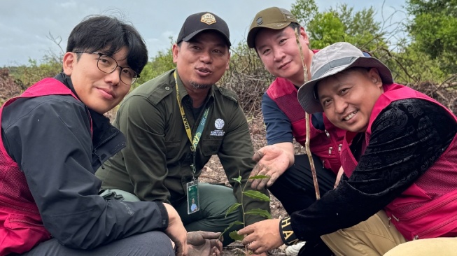 Perwakilan peserta dari KGC Ginseng Corporation, Dongyang Herb Medifood, dan PT Dongyang Herbal Indonesia berfoto bersama setelah kegiatan penanaman pohon. (Dok. Istimewa)