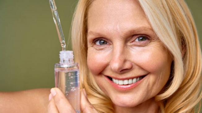 7 Rekomendasi Serum Retinol untuk Usia 50 Tahun, Samarkan Tanda Penuaan