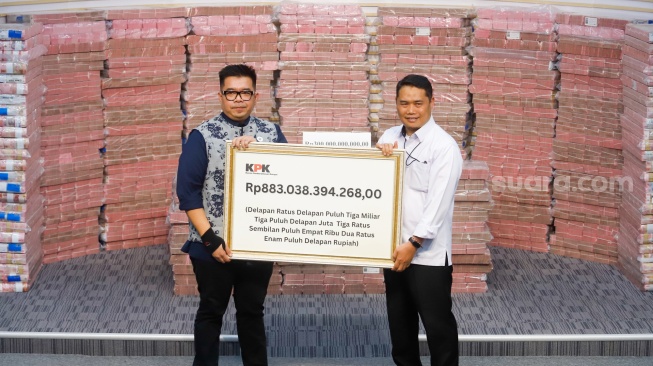 Plt Deputi Penindakan dan Eksekusi KPK Asep Guntur Rahayu (kanan) memberikan plakat penyerahan hasil rampasan aset hasil korupsi kepada Direktur Utama PT Taspen, Rony Hanityo Aprianto (kiri) di Gedung Merah Putih KPK, Jakarta, Kamis (20/11/2025). [Suara.com/Alfian Winanto]