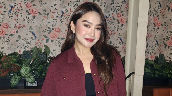 Key Bings baru saja merilis lagu berjudul "Sedikit Waras". Key yang memiliki nama asli Ratna Kaidah Sarati adalah putri dari aktor senior Adi Bing Slamet. [Instagram]