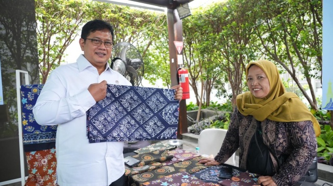 Didampingi PNM Urus Dokumen Usaha, Ibu Rantiyem Mantap Kembangkan dan Wariskan Usaha Batik