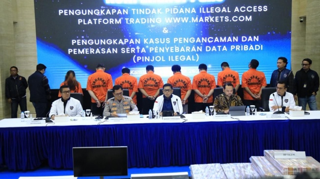 Terbongkar! Sindikat Pinjol Dompet Selebriti: Teror Korban Pakai Foto Porno, Aset Rp14 Miliar Disita