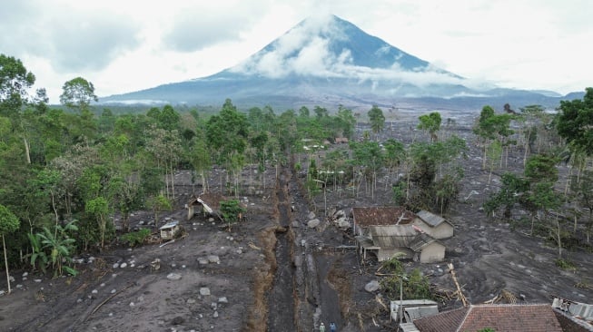 Foto udara kondisi perkampungan terdampak timbunan material vulkanis di Desa Supiturang, Pronojiwo, Lumajang, Jawa Timur, Kamis (20/11/2025). [ANTARA FOTO/Irfan Sumanjaya/nz]