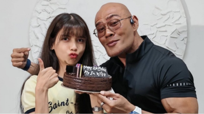 Deddy Corbuzier Rayakan Ultah Sabrina di Tengah Proses Perceraian, Netizen Soroti Tulisan di Kue