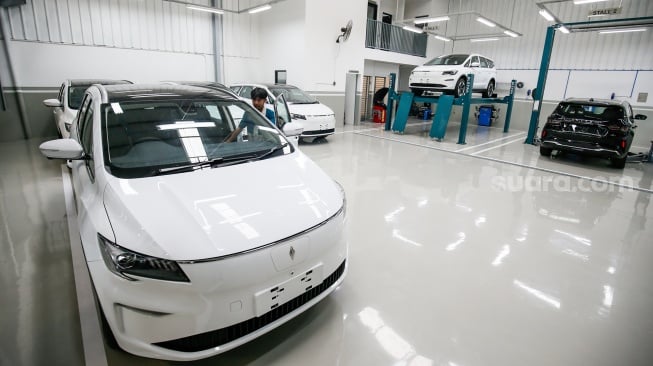 Suasana bengkel showroom terbaru Aletra di Dewi Sartika, Cawang, Jakarta Timur, Kamis (20/11/2025). [Suara.com/Alfian Winanto]