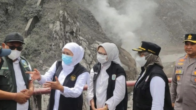 Khofifah Pantau Dampak Awan Panas Gunung Semeru: Statusnya Masih Awas!