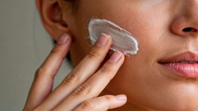 7 Rekomendasi Sunscreen Terbaik untuk Menghilangkan Bekas Jerawat