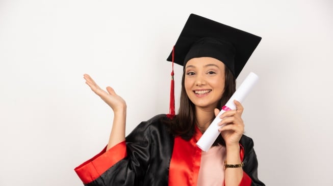 5 Rekomendasi Foundation Full Coverage dan Tahan Lama untuk Wisuda