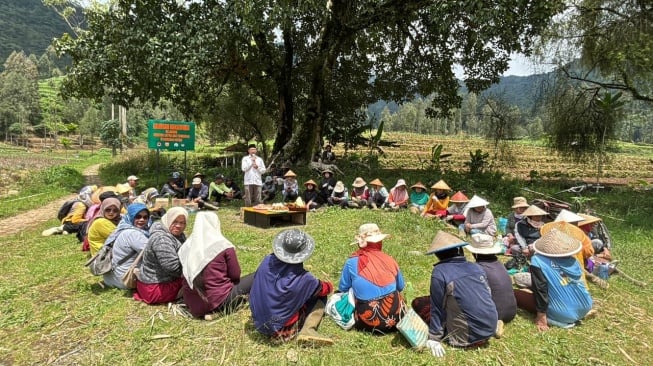 Para perempuan di Desa Sigedang, Kecamatan Kejajar, Kabupaten Wonosobo, Jawa Tengah, Rabu (19/11/2025), melakukan ‘Meditasi Mata Air’.(Dokumentasi pribadi)