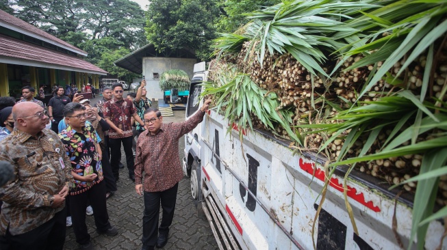 Gubernur DKI Jakarta Pramono Anung (kanan) didampingi Kepala Dinas Pertamanan dan Hutan Kota Fajar Sauri (kiri) melihat langsung pakan hewan sebelum diberikan di Taman Margasatwa Ragunan, Jakarta, Kamis (20/11/2025). [ANTARA FOTO/Muhammad Iqbal/nz]