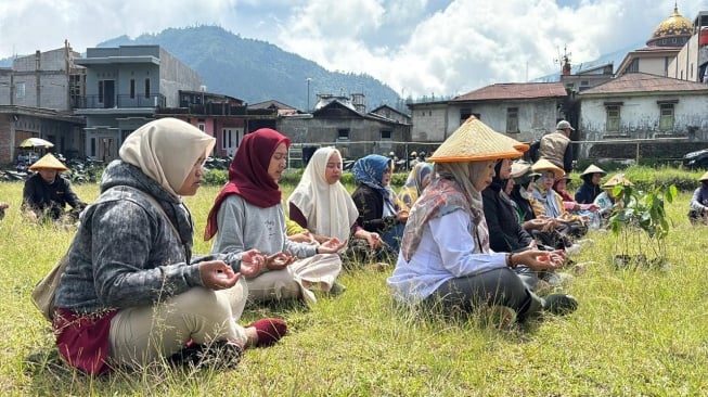 Para perempuan di Desa Sigedang, Kecamatan Kejajar, Kabupaten Wonosobo, Jawa Tengah, Rabu (19/11/2025), melakukan ‘Meditasi Mata Air’.(Dokumentasi pribadi)